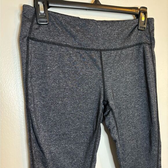 Gap Fit Gray Capri Athletic Workout Leggings Size Medium - Picture 4 of 9